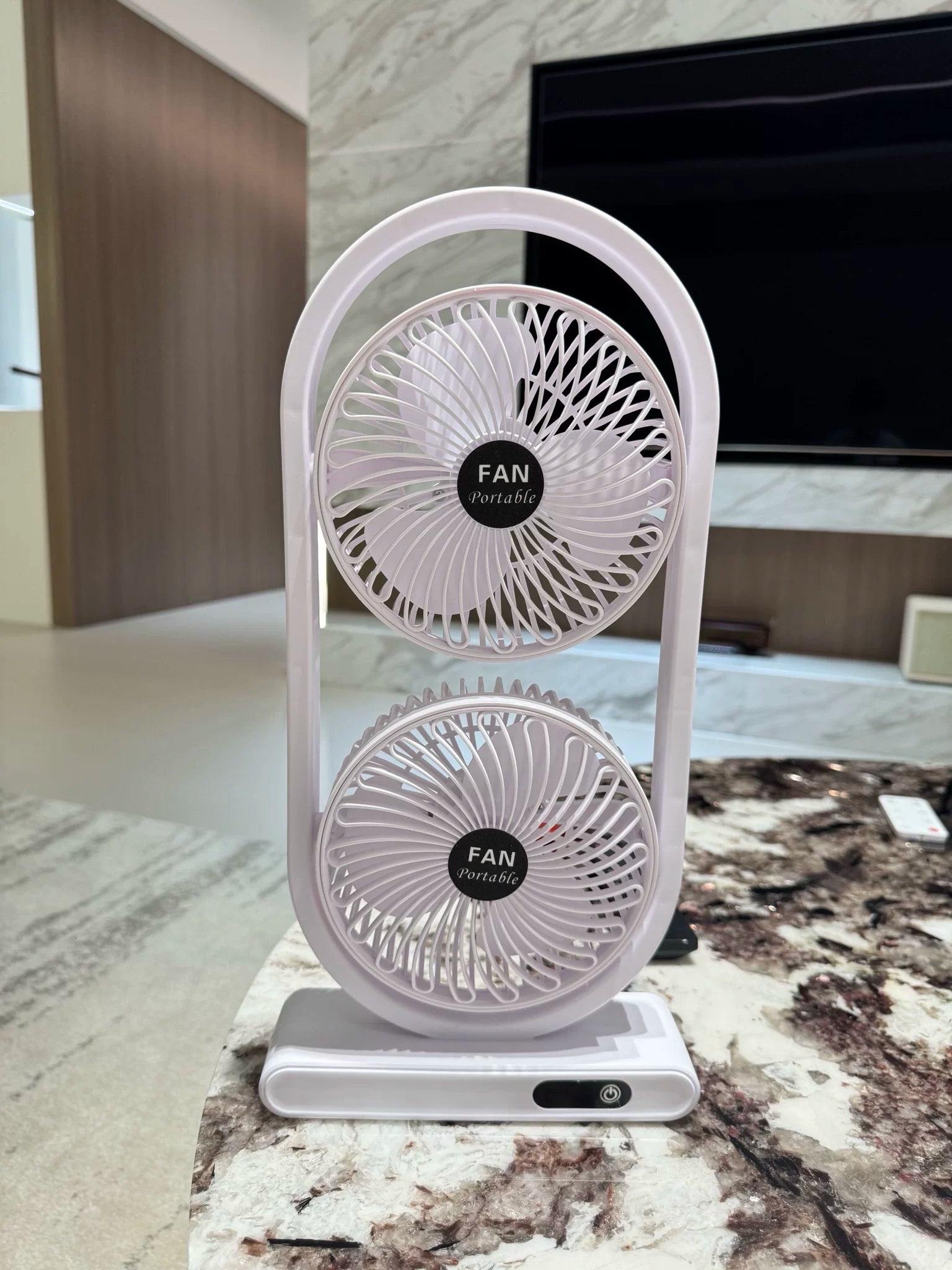 USB Dual-Kopf Schreibtischventilator mit Digitalanzeige, Wiederaufladbarer Vertikalventilator mit 5 Geschwindigkeitsstufen für Zuhause, Büro & Camping
