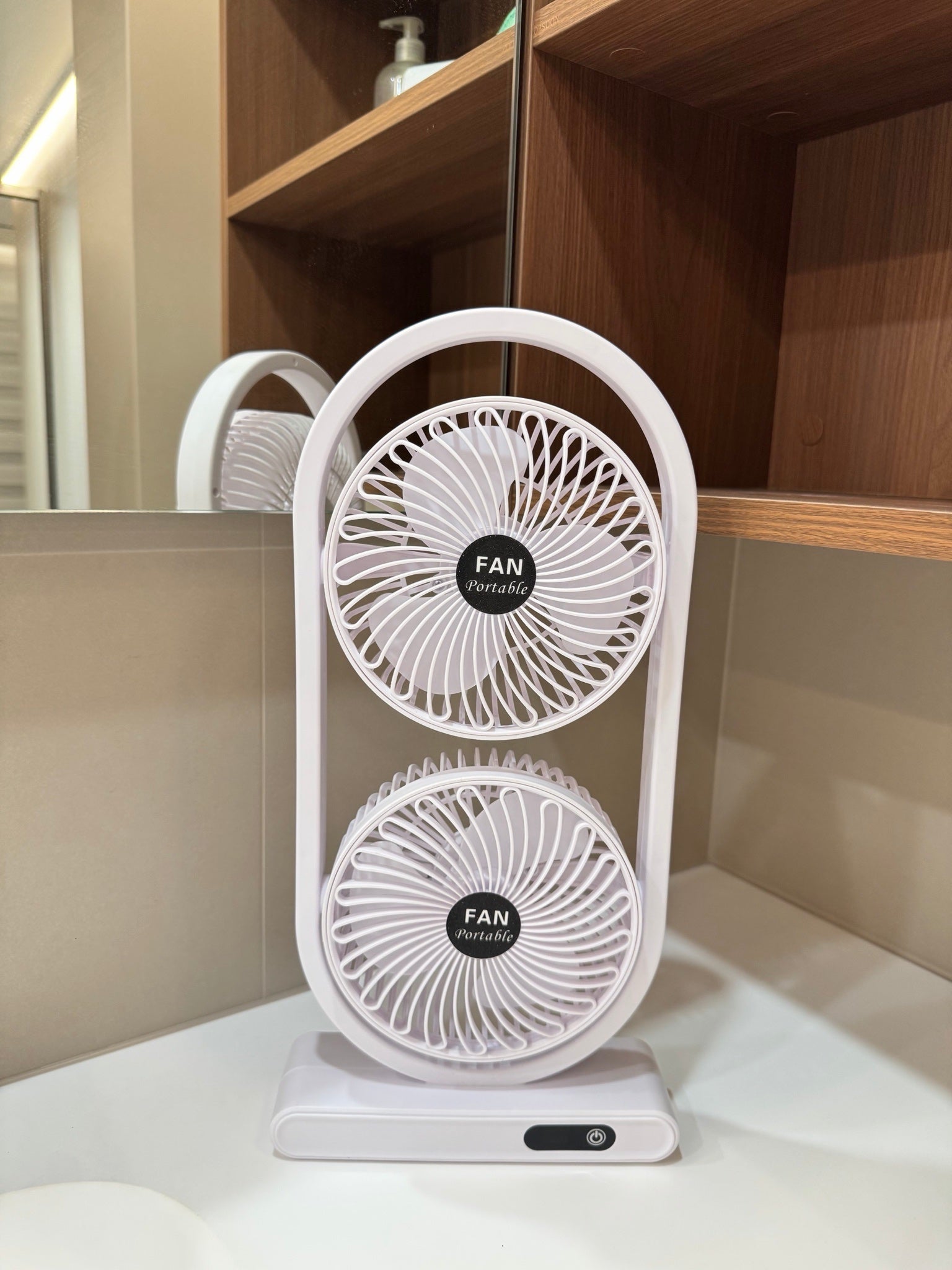 USB Dual-Kopf Schreibtischventilator mit Digitalanzeige, Wiederaufladbarer Vertikalventilator mit 5 Geschwindigkeitsstufen für Zuhause, Büro & Camping