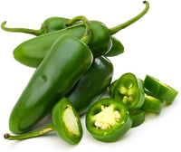 Grüne jalapeno peppers on pflanze