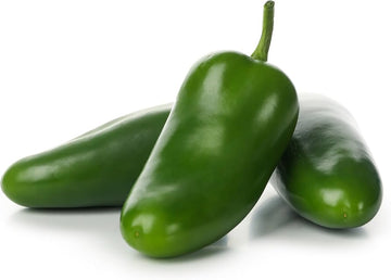 Jalapeno peppers wachsend on pflanze