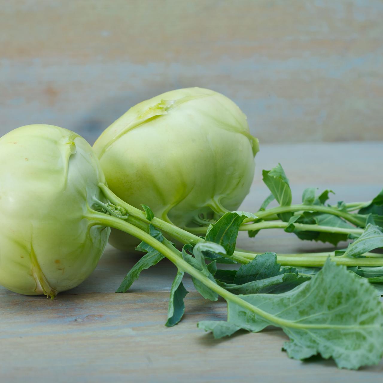 Grüne kohlrabi pflanzen wachsend in a garten