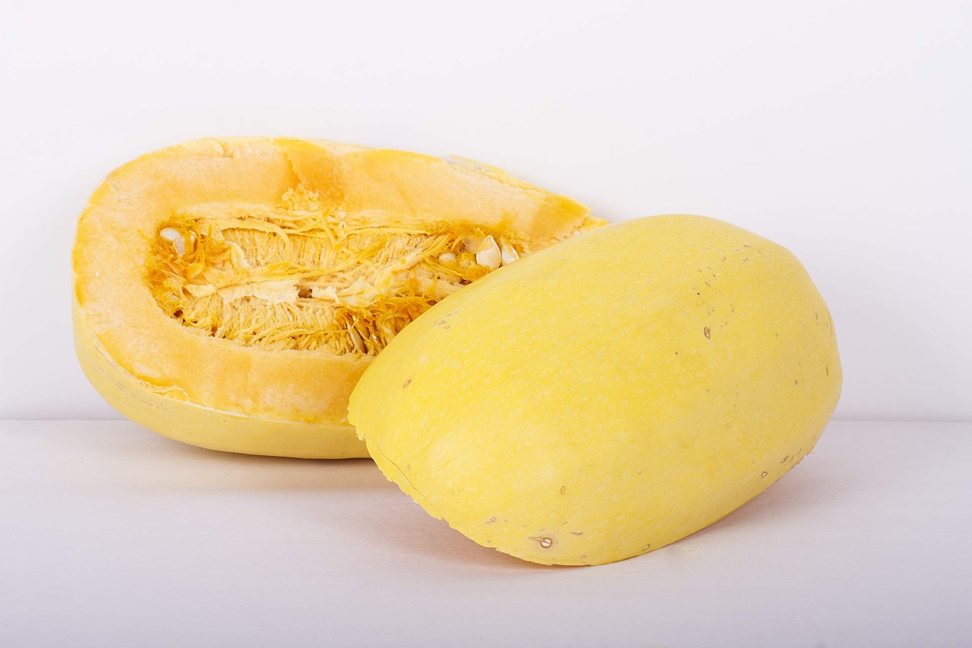 Spaghetti squash pflanzen wachsend in garten